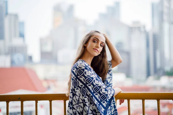 Uzun saçlı güzel bir genç kadının portresi.  