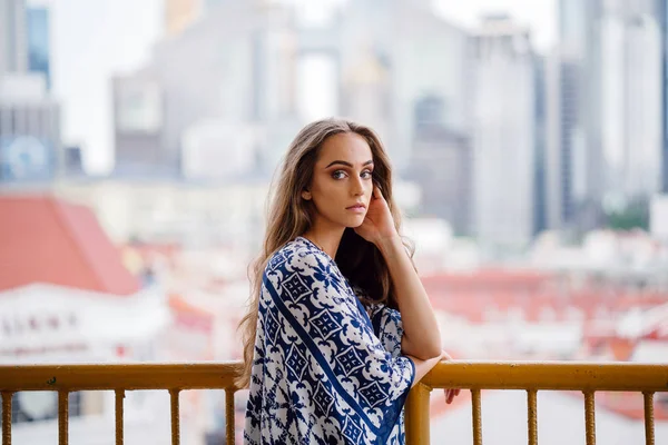 Retrato Una Hermosa Joven Con Pelo Largo — Foto de Stock