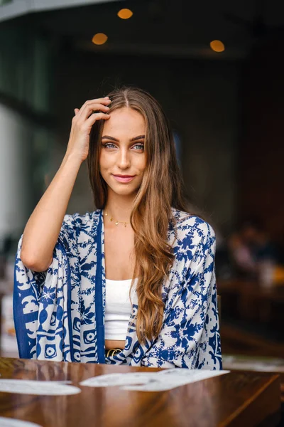 Belle Femme Élégante Touchant Ses Cheveux Longs Assis Table Dans — Photo