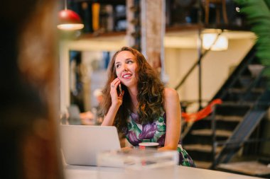 düşünceli işkadını kafede masada oturan laptop çalışma