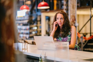 düşünceli işkadını kafede masada oturan laptop çalışma