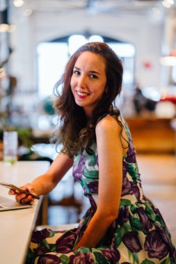 güzel işkadını kafede masada oturan smartphone kullanarak