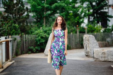 yeşil Park'ta yürüyordunuz ihale kıvırcık saçlı esmer kadın 