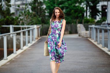 yeşil Park'ta yürüyordunuz ihale kıvırcık saçlı esmer kadın 