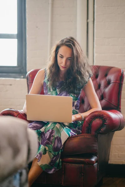 Joven Mujer Negocios Cansado Sentado Sillón Rojo Cafetería Trabajando Ordenador — Foto de Stock