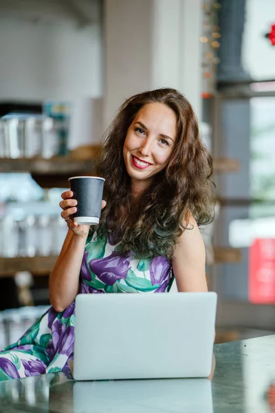 Joven Mujer Negocios Beber Café Trabajando Ordenador Portátil Sentado Mesa — Foto de Stock