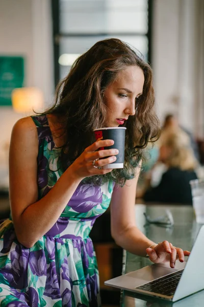 Joven Mujer Negocios Beber Café Trabajando Ordenador Portátil Sentado Mesa — Foto de Stock