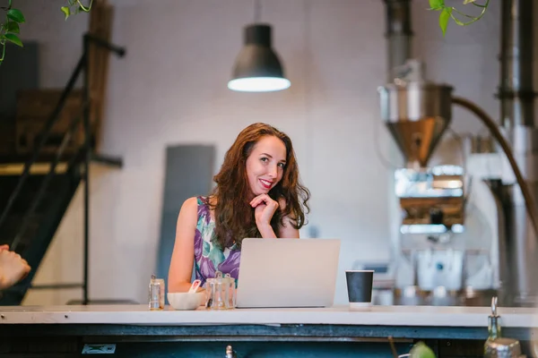 Вдумлива Бізнес Леді Працює Ноутбуці Сидячи Столом Кафе — стокове фото