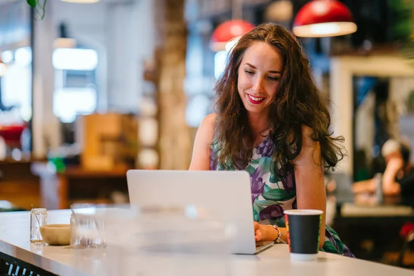 Nachdenkliche Geschäftsfrau Laptop Sitzt Tisch Café — Stockfoto