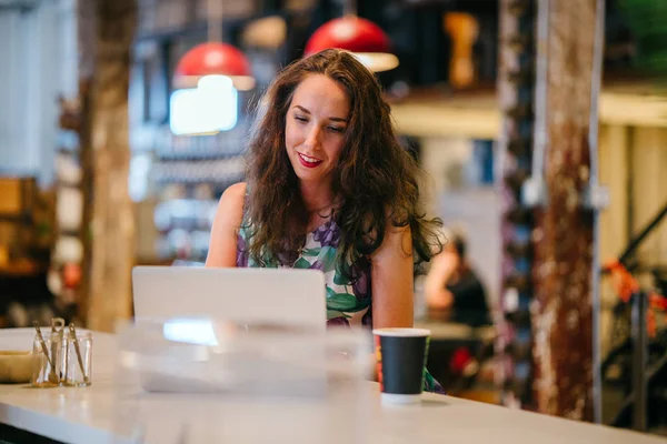 Вдумчивая Деловая Женщина Работающая Ноутбуке Сидя Столом Кафе — стоковое фото