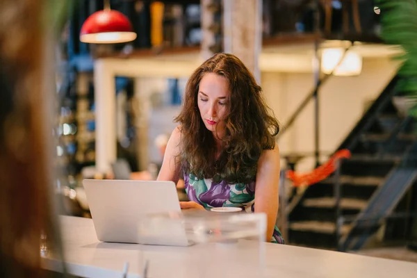 Nachdenkliche Geschäftsfrau Laptop Sitzt Tisch Café — Stockfoto