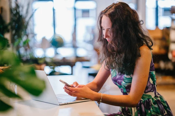 Schöne Geschäftsfrau Mit Smartphone Sitzt Mit Laptop Tisch Café — Stockfoto