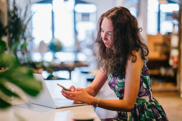 Schöne Geschäftsfrau Mit Smartphone Sitzt Mit Laptop Tisch Café — Stockfoto