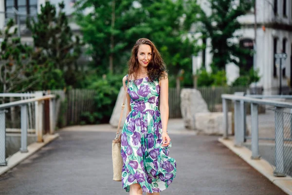 Mulher Morena Com Cabelo Encaracolado Segurando Saco Andando Parque Verde — Fotografia de Stock