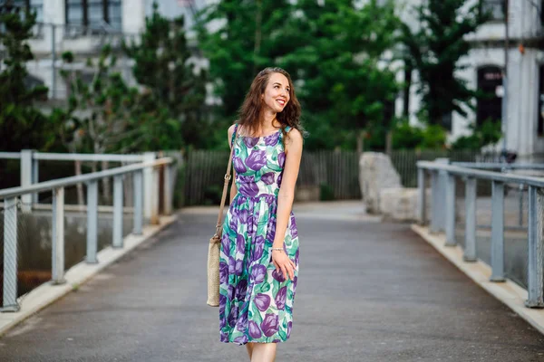 Morena Mujer Con Pelo Rizado Celebración Bolsa Caminando Verde Parque —  Fotos de Stock