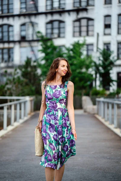 Mulher Morena Com Cabelo Encaracolado Segurando Saco Andando Parque Verde — Fotografia de Stock