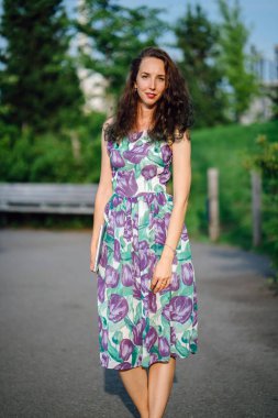 dizüstü bilgisayar açık havada ayakta tutan kıvırcık saçlı esmer kadın 