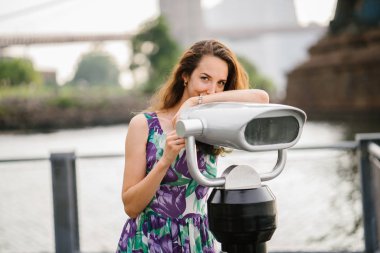 Dürbün riverside tarafından duran güzel kadın portresi 