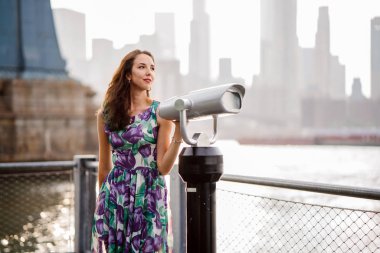 Dürbün riverside tarafından yakın duran güzel kadın portresi 