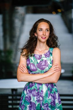 Beton merdiven arka plan ayakta silah ile poz kıvırcık saçlı Genç kadın geçti