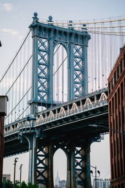 modern City'deki binalar arasında köprü parçası