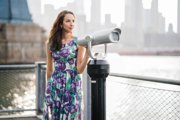 Portret Piękne Kobiety Stojącej Pobliżu Lornetki Przez Riverside — Zdjęcie stockowe