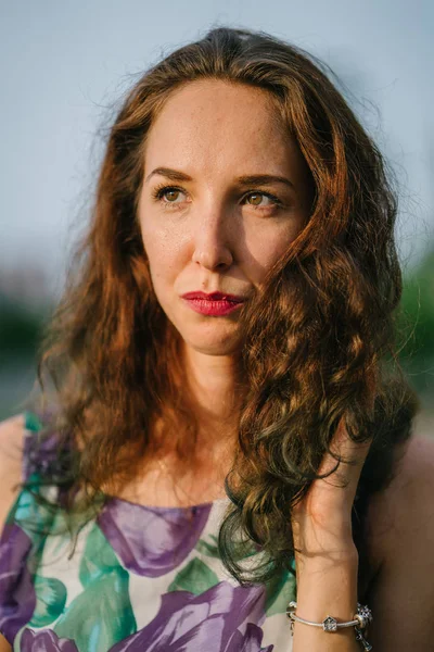 Açık Kıvırcık Saçları Kırmızı Dudaklar Ile Güzel Bir Kadın Portresi — Stok fotoğraf