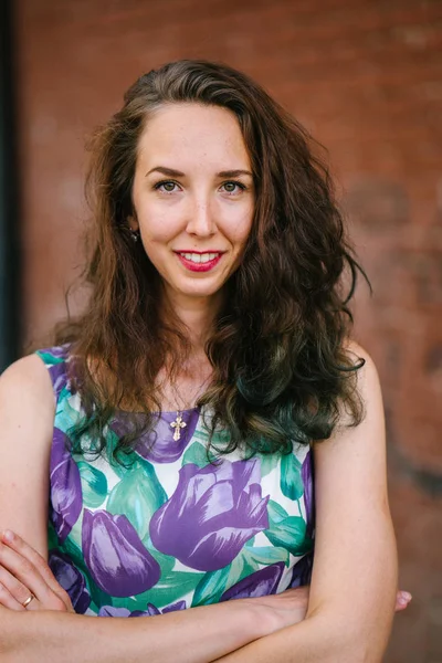 Portret Van Lachende Brunette Vrouw Met Krullend Haar Poseren Met — Stockfoto