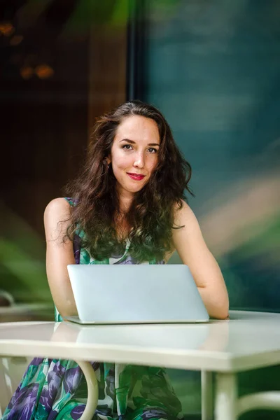 Jonge Zakenvrouw Zitten Met Laptop Aan Witte Tafel Terras — Stockfoto