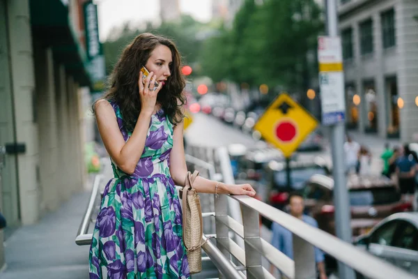 Retrato Livre Mulher Jovem Com Cabelo Encaracolado Falando Smartphone Fundo — Fotografia de Stock