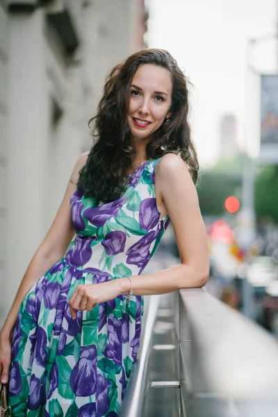 Outdoor Portret Van Lachende Jonge Vrouw Met Krullend Haar Camera — Stockfoto