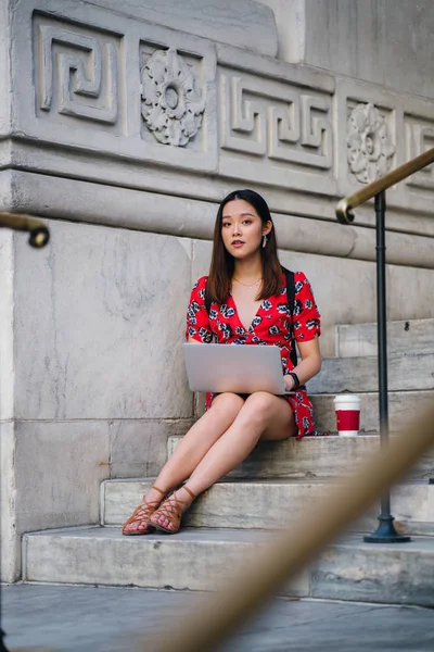 Aziatische Vrouw Rode Jurk Bezig Met Laptop Zitting Stappen — Stockfoto