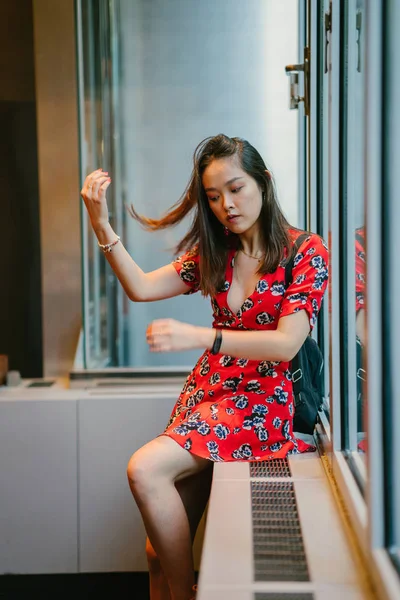 Молодая Женщина Красном Платье Рюкзаком Кафе — стоковое фото