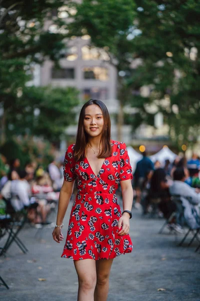 Молодая Женщина Красном Платье Рюкзаком Ходить Улице — стоковое фото