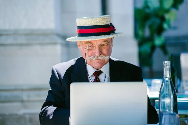Hombre Negocios Senior Que Usa Traje Portátil Cafetería Aire Libre — Foto de Stock