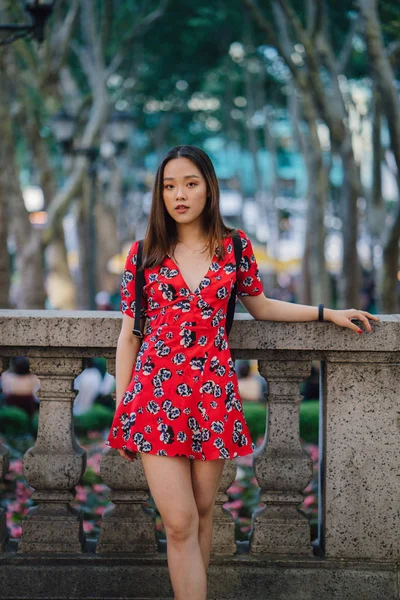 Jeune Femme Robe Rouge Avec Sac Dos Marchant Dans Rue — Photo