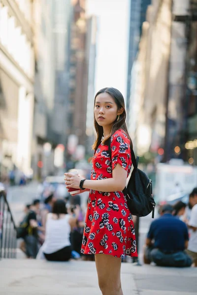 Молодая Женщина Красном Платье Чашкой Кофе Ходить Улице — стоковое фото