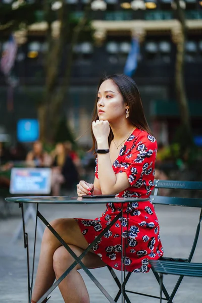 Азиатка Красном Платье Сидит Кафе Открытом Воздухе — стоковое фото