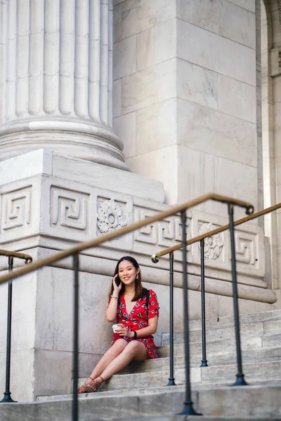 Молодая Женщина Красном Платье Телефону Чашкой Кофе Ступеньках — стоковое фото