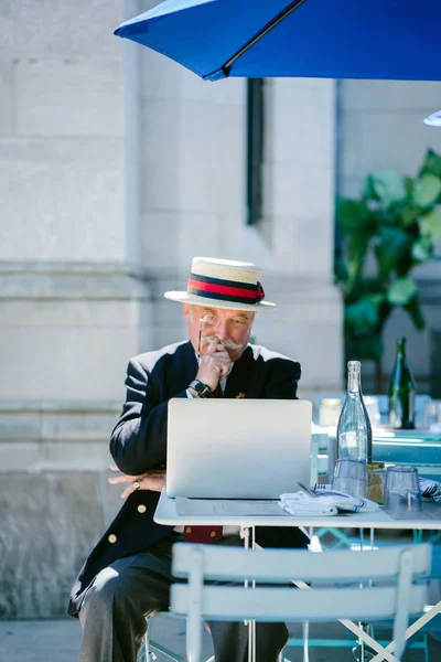 Hombre Negocios Senior Que Usa Traje Portátil Cafetería Aire Libre — Foto de Stock