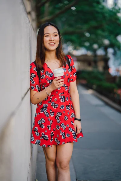 Mujer Joven Vestido Rojo Con Taza Café Pie Calle — Foto de Stock