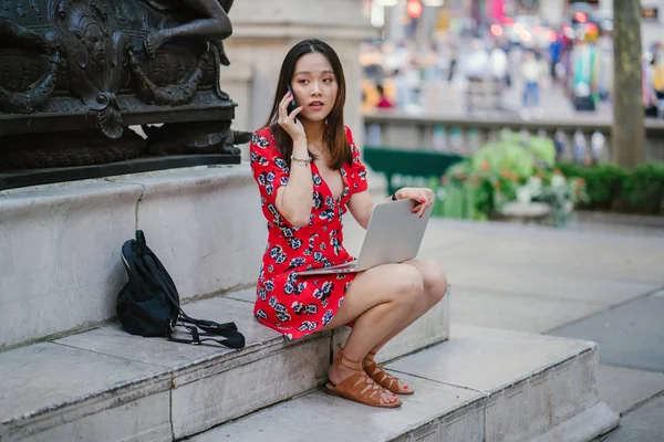 Молодая Женщина Красном Платье Телефону — стоковое фото