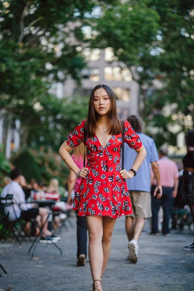 Jovem Mulher Vestido Vermelho Com Mochila Andando Rua — Fotografia de Stock