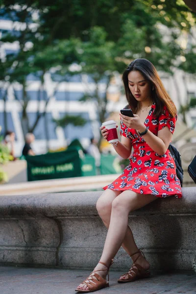 Jonge Vrouw Rode Jurk Met Kop Koffie Met Smartphone — Stockfoto