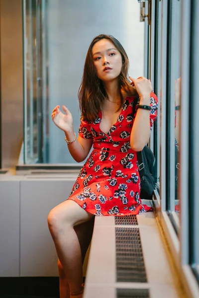 Mujer Joven Vestido Rojo Con Mochila Cafetería —  Fotos de Stock