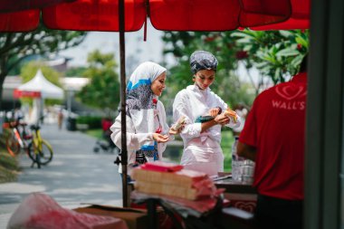 Müslüman kadınlar sokakta alışveriş yapıyor. 