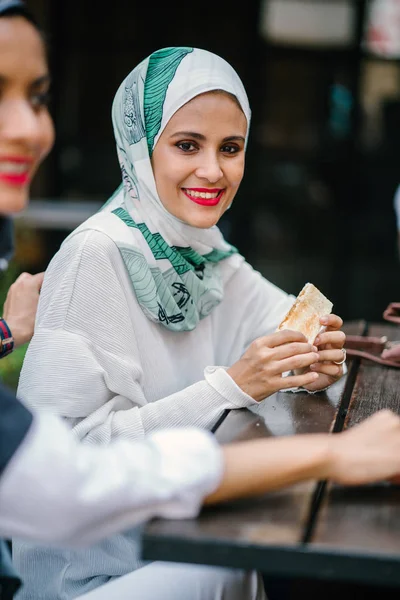 Mulheres Muçulmanas Gostam Sentar Café — Fotografia de Stock