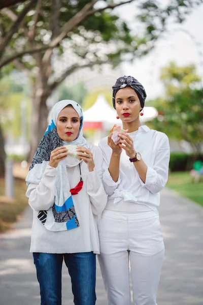 Mulheres Muçulmanas Desfrutando Lanches Durante Dia — Fotografia de Stock