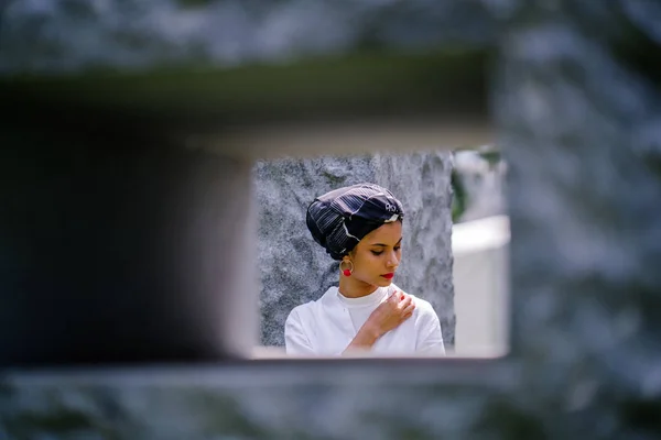 一个年轻的穆斯林妇女 伊斯兰教 戴头巾 的肖像 她优雅迷人 — 图库照片