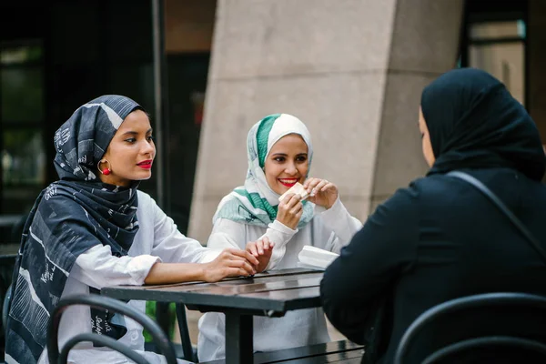 Mujeres Musulmanas Disfrutando Aperitivos Durante Día —  Fotos de Stock